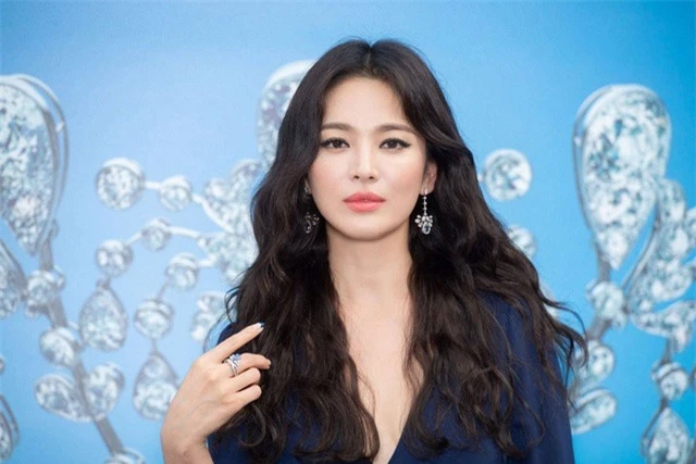 Song Hye Kyo khác lạ với lối trang điểm “già chát” - 10