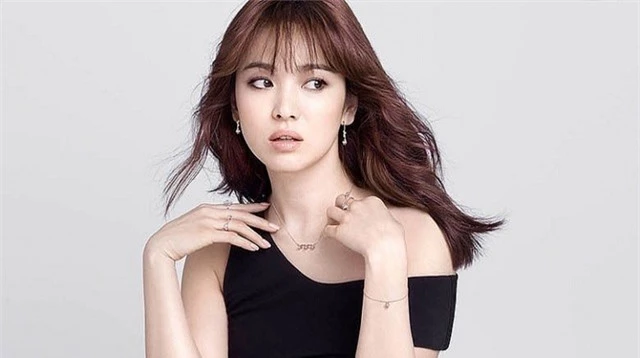 Song Hye Kyo khác lạ với lối trang điểm “già chát” - 11