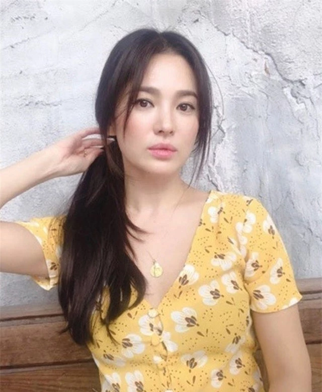 Song Hye Kyo khác lạ với lối trang điểm “già chát” - 12