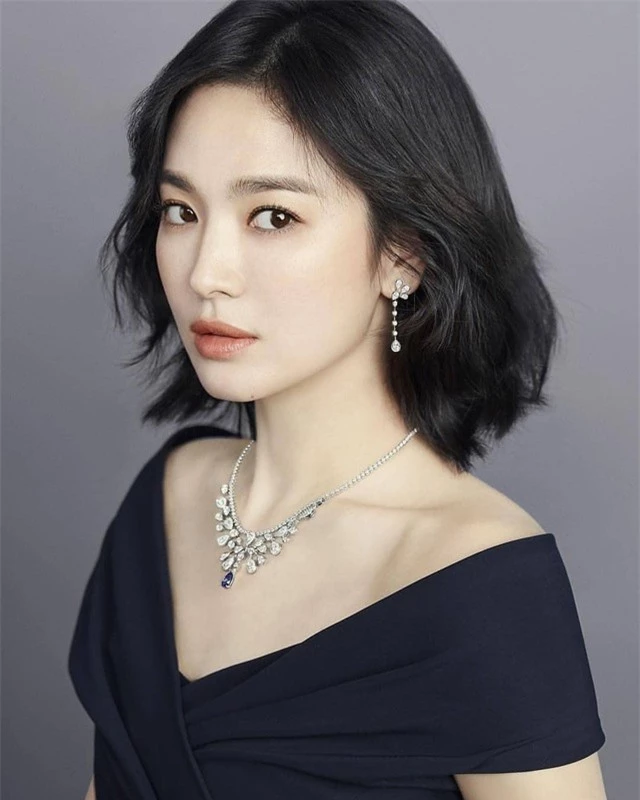 Song Hye Kyo khác lạ với lối trang điểm “già chát” - 13