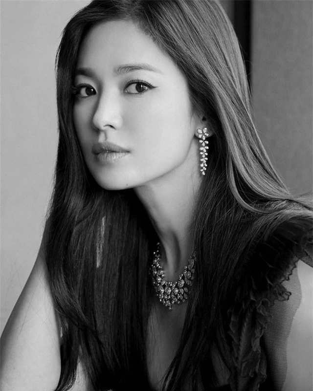 Song Hye Kyo khác lạ với lối trang điểm “già chát” - 14