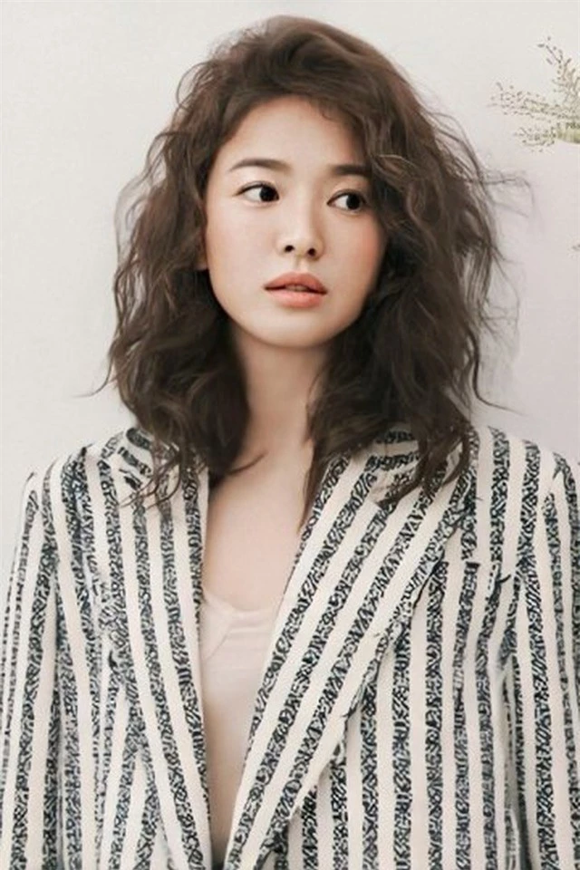 Song Hye Kyo khác lạ với lối trang điểm “già chát” - 16
