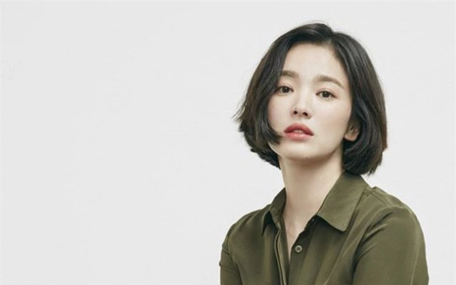 Song Hye Kyo khác lạ với lối trang điểm “già chát” - 17