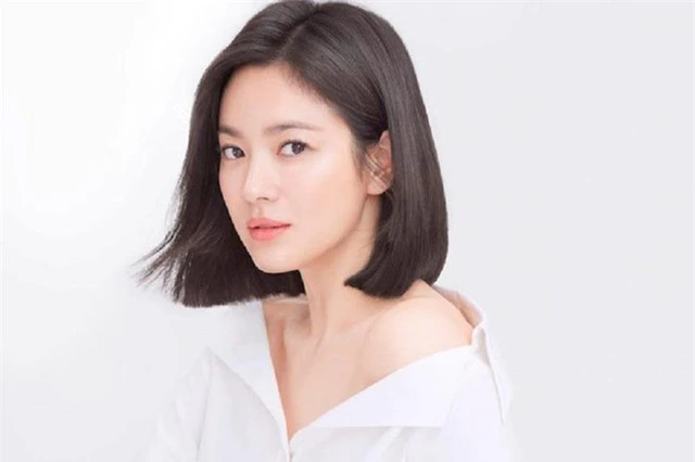 Song Hye Kyo khác lạ với lối trang điểm “già chát” - 20