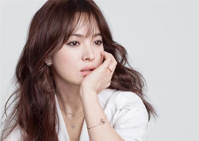 Song Hye Kyo khác lạ với lối trang điểm “già chát” - 21