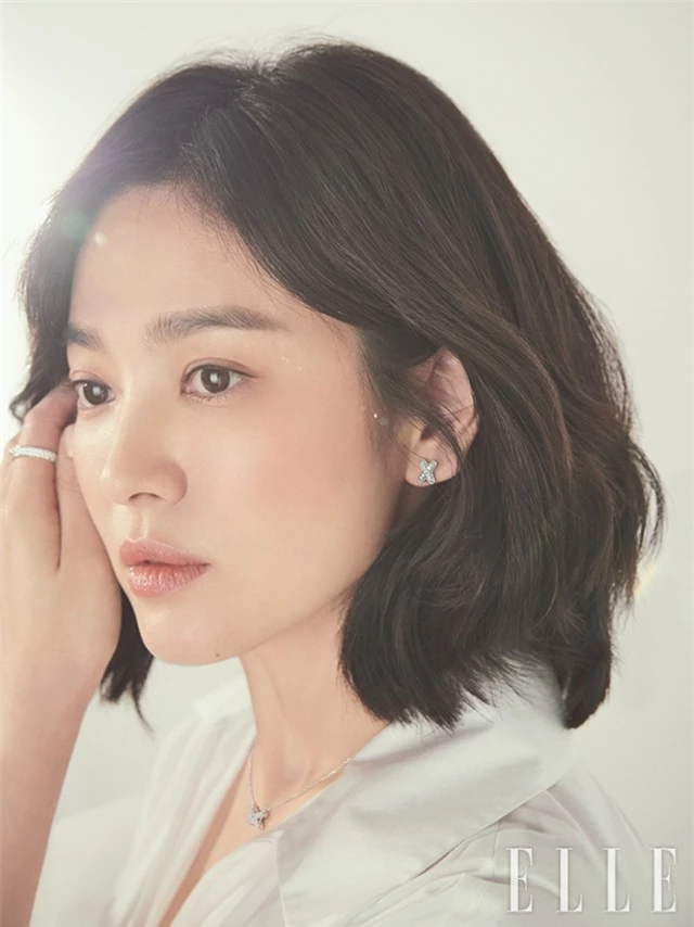 Song Hye Kyo khác lạ với lối trang điểm “già chát” - 3