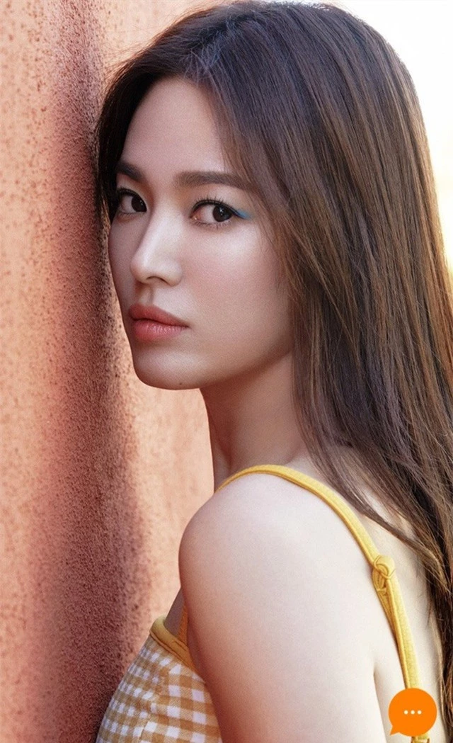 Song Hye Kyo khác lạ với lối trang điểm “già chát” - 4