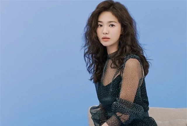 Song Hye Kyo khác lạ với lối trang điểm “già chát” - 5
