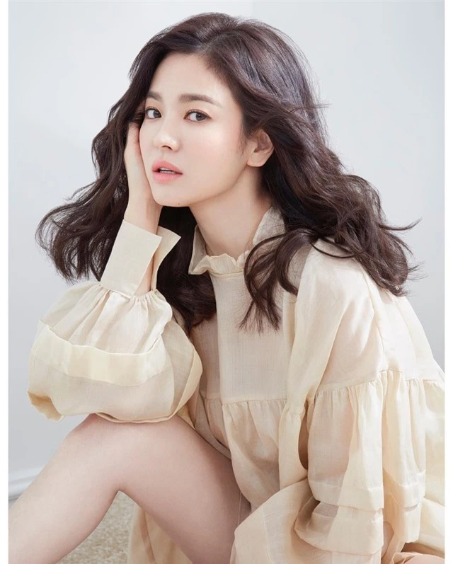 Song Hye Kyo khác lạ với lối trang điểm “già chát” - 6