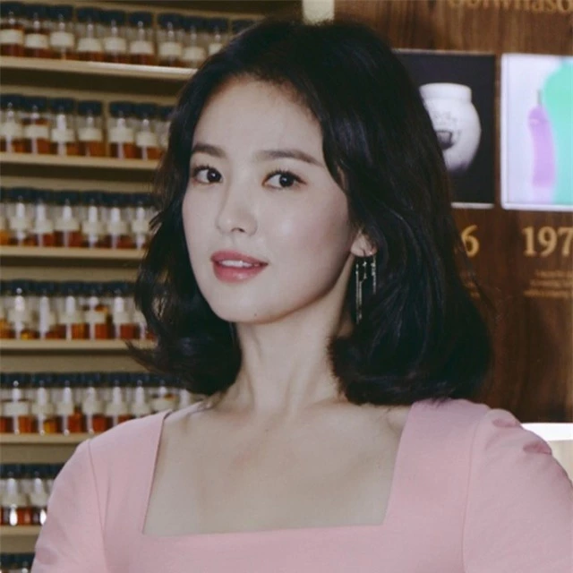 Song Hye Kyo khác lạ với lối trang điểm “già chát” - 7