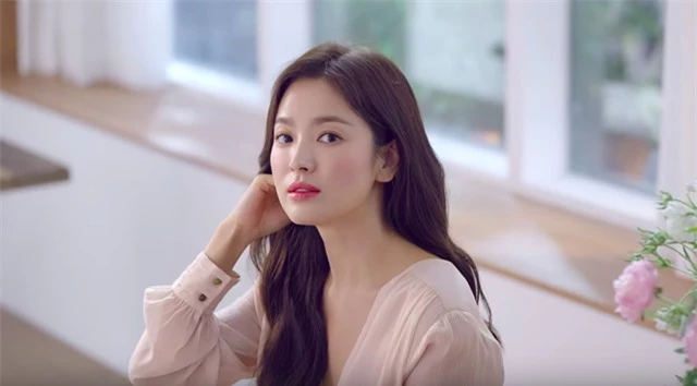 Song Hye Kyo khác lạ với lối trang điểm “già chát” - 8