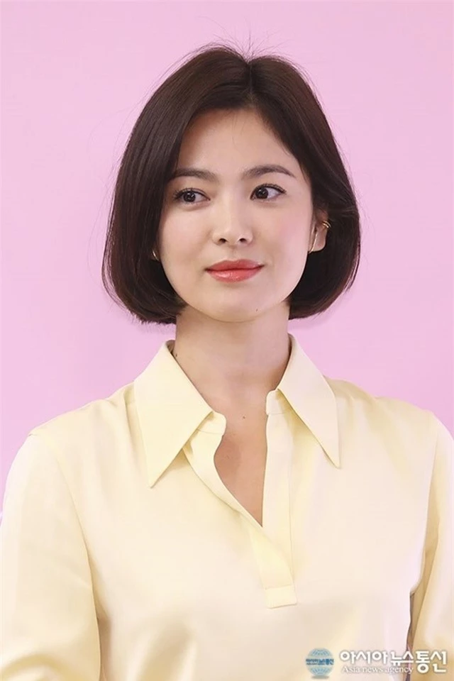 Song Hye Kyo khác lạ với lối trang điểm “già chát” - 9