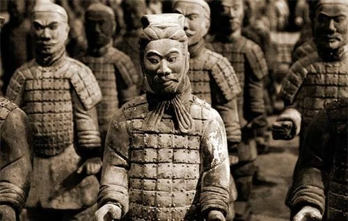 
	Đội quân đất nung trong hầm mộ của Tần Thủy Hoàng.