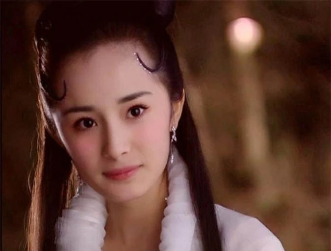 Dương Mịch vào vai Nhiếp Tiểu Thiện trong series Liêu trai chí dị chi Tiểu Thiện. Khi ấy, hoa đán Trung Quốc chưa tròn 20, gương mặt bầu bĩnh đáng yêu nhưng không đủ khắc họa vẻ nửa chính nửa tà của nhân vật. Hơn nữa, diễn xuất của cô cũng non nớt.
