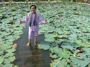 Em trai ruột tiết lộ cuộc sống của Hoài Linh: Thích làm vườn, đen hơn và vui hơn