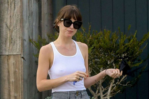 Người đẹp '50 sắc thái' mặc tank top không bra ra phố