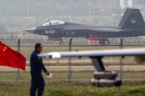 Tiêm kích tàng hình J-31 của Trung Quốc chưa thể hoạt động trên tàu sân bay. Ảnh: Avia-pro.