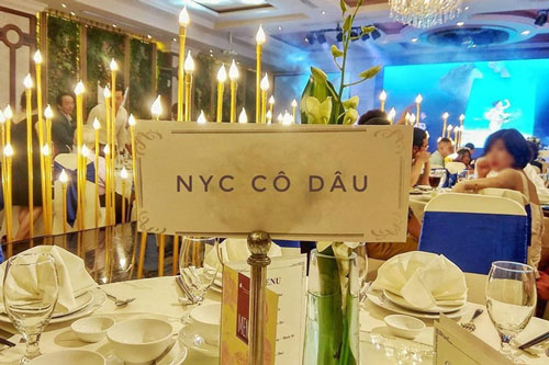 Đến dự đám cưới, quan khách ngỡ ngàng phát hiện tấm biển "lạ" được đặt giữa bàn tiệc liên quan đến cô dâu