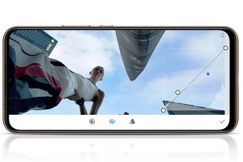Mi 10 Youth Edition 5G được trang bị tấm nền màn hình AMOLED kích thước 6,57 inch, độ phân giải Full HD Plus (2.400x1.080 pixel), mật độ điểm ảnh 392 ppi, tích hợp công nghệ HDR10 +, độ sáng tối đa 600 nit. Màn hình này được chia theo tỷ lệ 20:9. 
