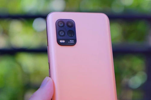 Xiaomi Mi 10 Youth Edition 5G có 4 camera sau. Cảm biến chính 48 MP, khẩu độ f/1.8 cho khả năng lấy nét theo pha. Ống kính tele 8 MP, f/3.4 với tính năng chổng rung quang học (IOS), zoom quang học 5x hoặc zoom kỹ thuật số 50x. Cảm biến thứ ba 8 MP, f/2.2 với ống kính góc rộng 120 độ. Ống kính macro 5 MP, f/2.4. Bộ tứ này được trang bị đèn flash LED kép, quay video 4K tốc độ 30 khung hình/giây hoặc HD tốc độ 960 khung hình/giây. 