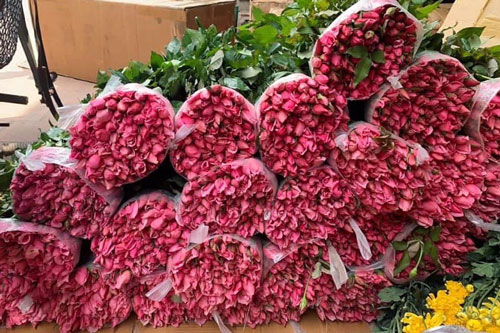 Hoa tươi tăng giá gấp 4 lần, buổi sáng bán gần 2.000 bông