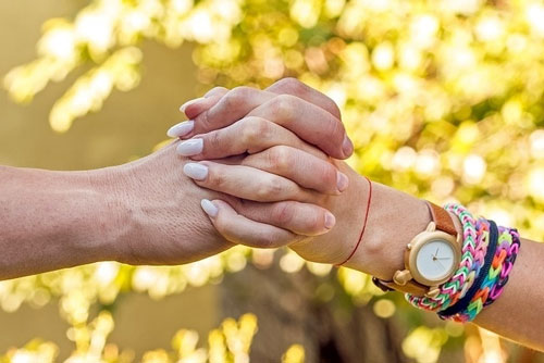 Cách nắm tay tiết lộ điều thú vị về tình yêu và sự chung thủy