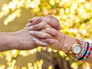 Cách nắm tay tiết lộ điều thú vị về tình yêu và sự chung thủy