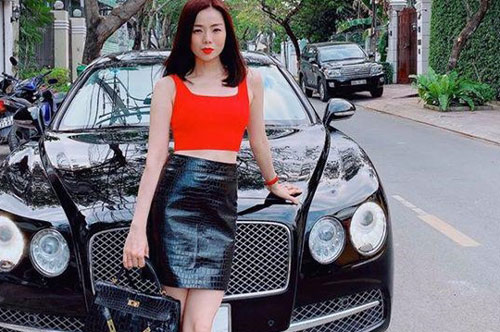 Ở tuổi U40, Lệ Quyên không ngại diện những chiếc quần siêu ngắn khoe chân dài