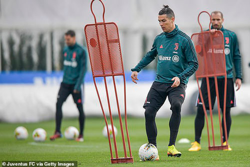 C.Ronaldo trở lại Italia sau 2 tháng tránh dịch