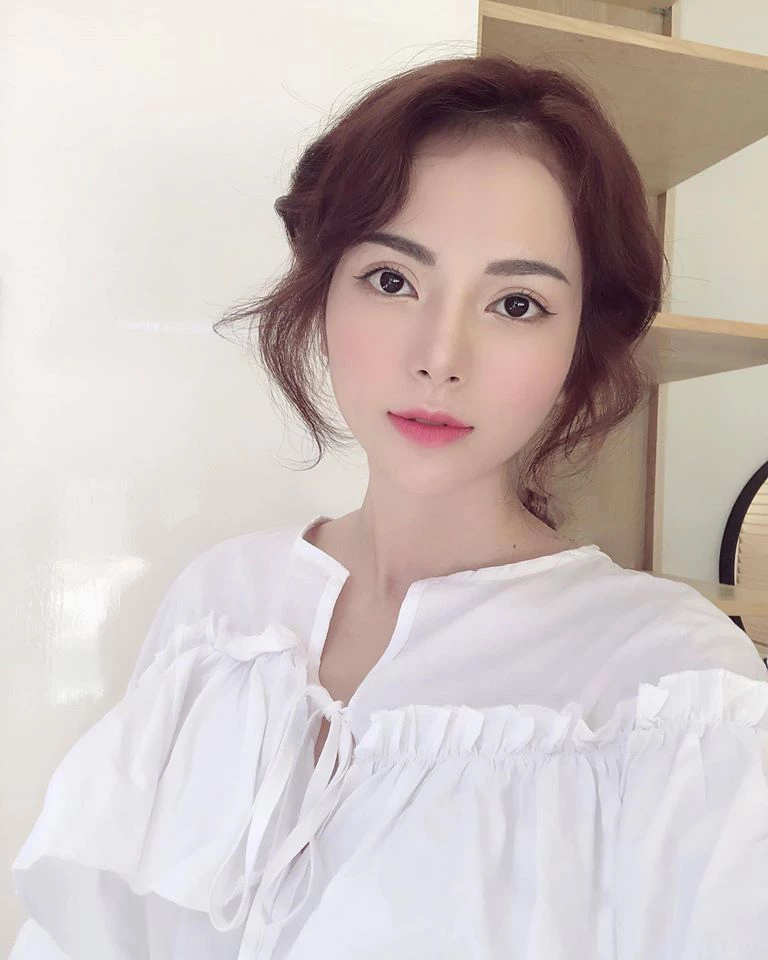 Khi make up ngọt ngào, Kim Thành xinh không thua kém bất kỳ cô nàng hot girl xứ Hàn nào, khi hóa thân thành cô nàng sắc sảo gợi cảm với phong cách chuẩn phương Tây nhìn Kim Thành quyến rũ như những cô nàng Mỹ LaTinh nóng bỏng vậy.