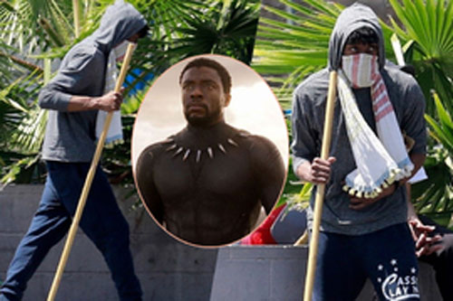 Tài tử 'Avengers' gầy rộc chống gậy ra phố