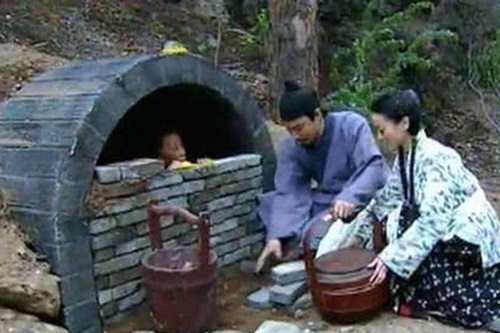 Rốt cuộc phong tục "mộ Ngõa Quán" thời cổ đại là gì và tàn nhẫn đến mức nào khi con cái phải tự tay chôn sống bố mẹ ruột của mình?