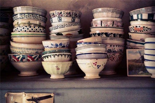 Nguyên nhân nhà giàu không dám tùy tiện vứt bát ăn cơm đi dù đã sứt mẻ