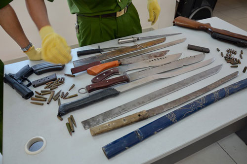 TP.HCM: Người dân nộp súng đạn, vũ khí, để nhận quà trong mùa Covid-19