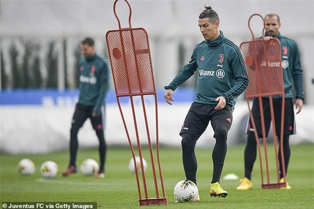 C.Ronaldo trở lại Italia sau 2 tháng tránh dịch - 1