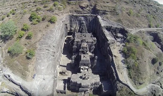 Khám phá ngôi đền cổ 1.200 năm tuổi được tạc từ duy nhất một khối đá siêu to khổng lồ - Ảnh 1.