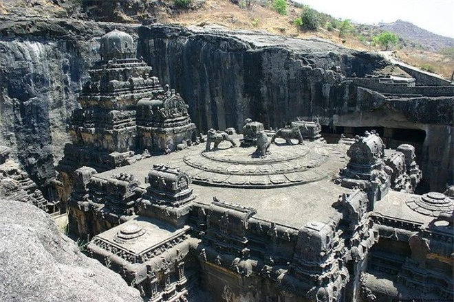 Khám phá ngôi đền cổ 1.200 năm tuổi được tạc từ duy nhất một khối đá siêu to khổng lồ - Ảnh 2.