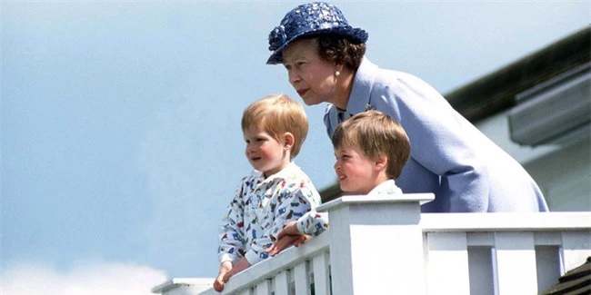 Nữ hoàng Elizabeth II: Từ vị nữ hoàng của lòng dân sống trọn một đời vì đất nước đến người vợ, người mẹ, người bà tuyệt vời của Hoàng gia Anh - Ảnh 16.