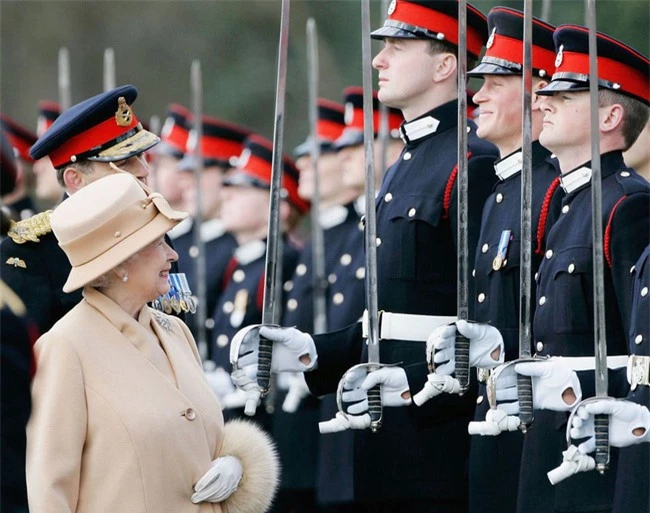 Nữ hoàng Elizabeth II: Từ vị nữ hoàng của lòng dân sống trọn một đời vì đất nước đến người vợ, người mẹ, người bà tuyệt vời của Hoàng gia Anh - Ảnh 17.