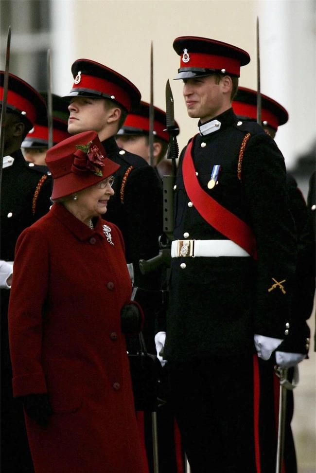 Nữ hoàng Elizabeth II: Từ vị nữ hoàng của lòng dân sống trọn một đời vì đất nước đến người vợ, người mẹ, người bà tuyệt vời của Hoàng gia Anh - Ảnh 18.
