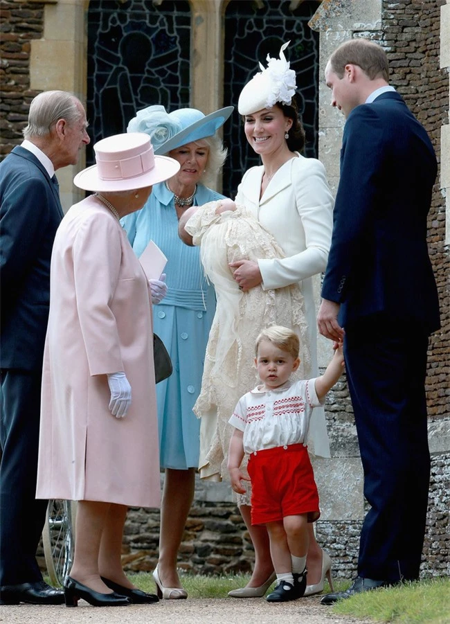 Nữ hoàng Elizabeth II: Từ vị nữ hoàng của lòng dân sống trọn một đời vì đất nước đến người vợ, người mẹ, người bà tuyệt vời của Hoàng gia Anh - Ảnh 19.