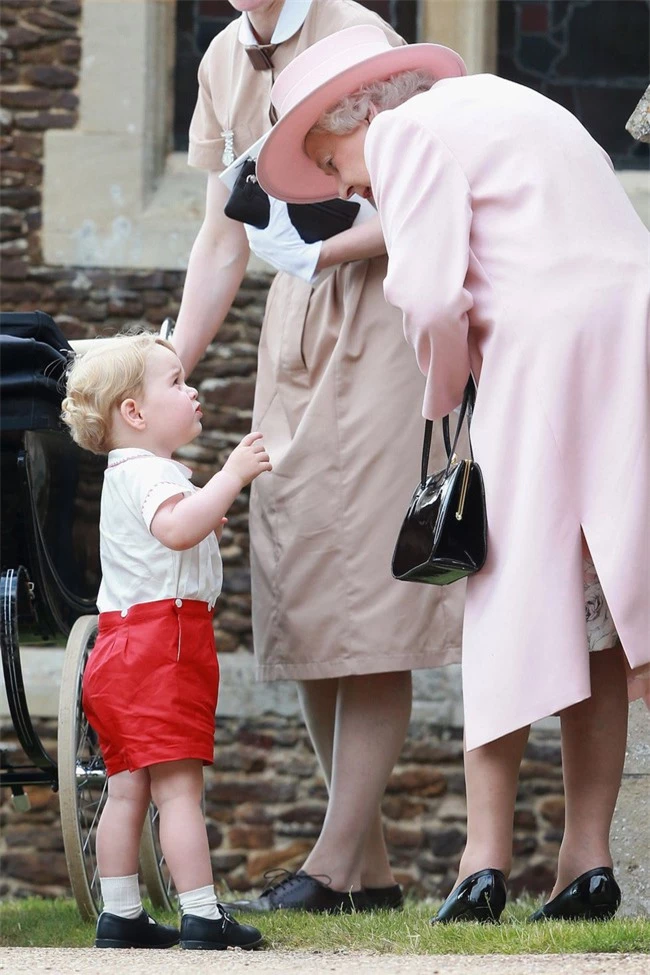 Nữ hoàng Elizabeth II: Từ vị nữ hoàng của lòng dân sống trọn một đời vì đất nước đến người vợ, người mẹ, người bà tuyệt vời của Hoàng gia Anh - Ảnh 20.