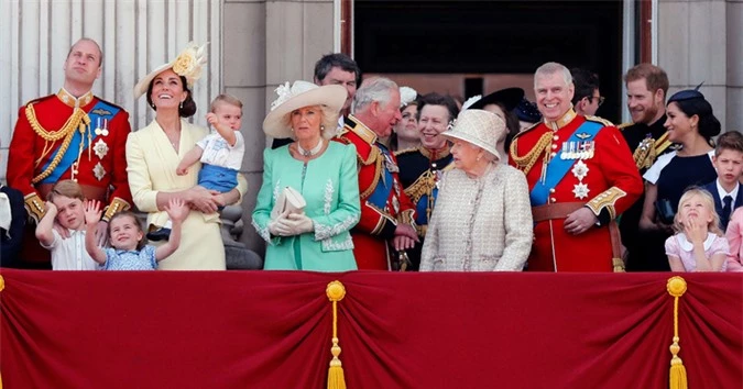 Nữ hoàng Elizabeth II: Từ vị nữ hoàng của lòng dân sống trọn một đời vì đất nước đến người vợ, người mẹ, người bà tuyệt vời của Hoàng gia Anh - Ảnh 27.