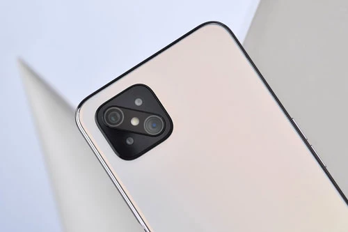 Oppo A92s có 4 camera sau. Cảm biến chính 48 MP, khẩu độ f/1.7, cho khả năng lấy nét theo pha. Ống kính góc rộng 8 MP, f/2.2. ống kính macro cùng cảm biến chiều sâu cùng có độ phân giải 2 MP, f/2.4. Bộ tứ này được trang bị đèn flash LED, quay video 4K. 