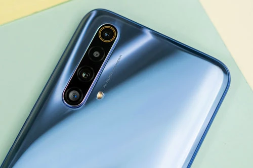 Realme X50m 5G có 4 camera sau. Cảm biến chính 48 MP, khẩu độ f/1.8 cho khả năng lấy nét theo pha. Ống kính thứ hai 8 MP, f/2.3 với góc rộng 119 độ. Ống kính macro và cảm biến chiều sâu cùng có độ phân giải 2 MP, f/2.4. Bộ tứ này được trang bị đèn flash LED kép, quay video 4K. 