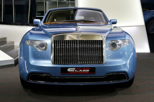 Các Tiểu vương quốc Ả Rập thống nhất có lẽ là thị trường tiêu thụ nhiều siêu xe “giá trên trời” nhất thế giới, đó là lý do không ngạc nhiên khi chiếc xe đặc biệt Rolls-Royce Hyperion được chắp bút bởi Pininfarina tại Dubai có giá bán lên tới 2,38 triệu USD.