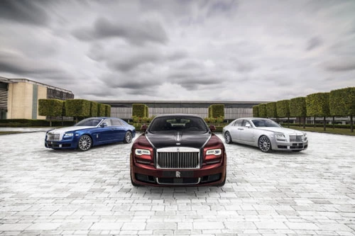 Phantom, Ghost hay Wraith là định danh các loại siêu xe của hãng Rolls-Royce đều nghĩa là bóng ma. Điều này ám chỉ những siêu xe này có khả năng di chuyển cực êm "không khác gì thảm bay".