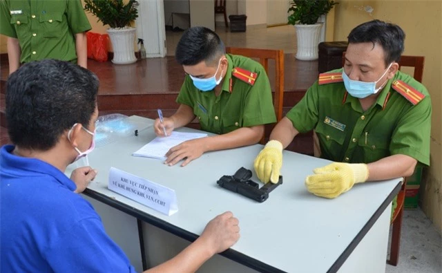 Người dân nộp súng đạn, hung khí, để nhận quà trong mùa Covid-19 - 1