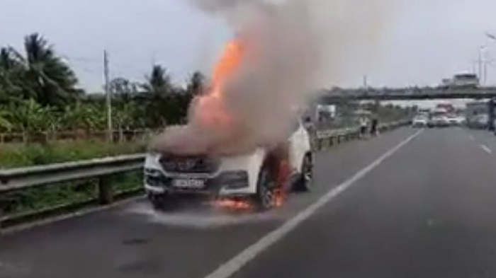  Kỹ sư Lê Văn Tạch phân tích nguyên nhân cháy xe sau vụ ô tô Vinfast bị cháy trên cao tốc