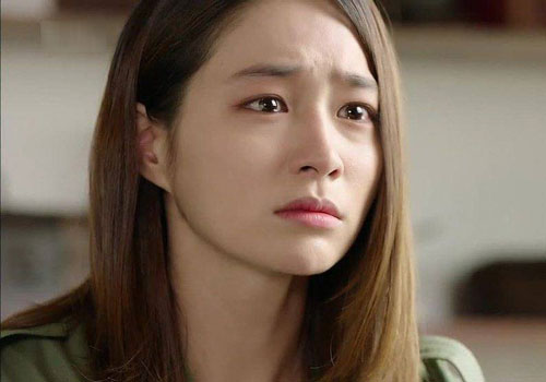 Mẹ chồng hí hửng xếp cả va li quần áo cho cháu đích tôn về nhà ngoại, tôi điếng người khi vô tình nghe được lời thì thầm ở phòng ngủ